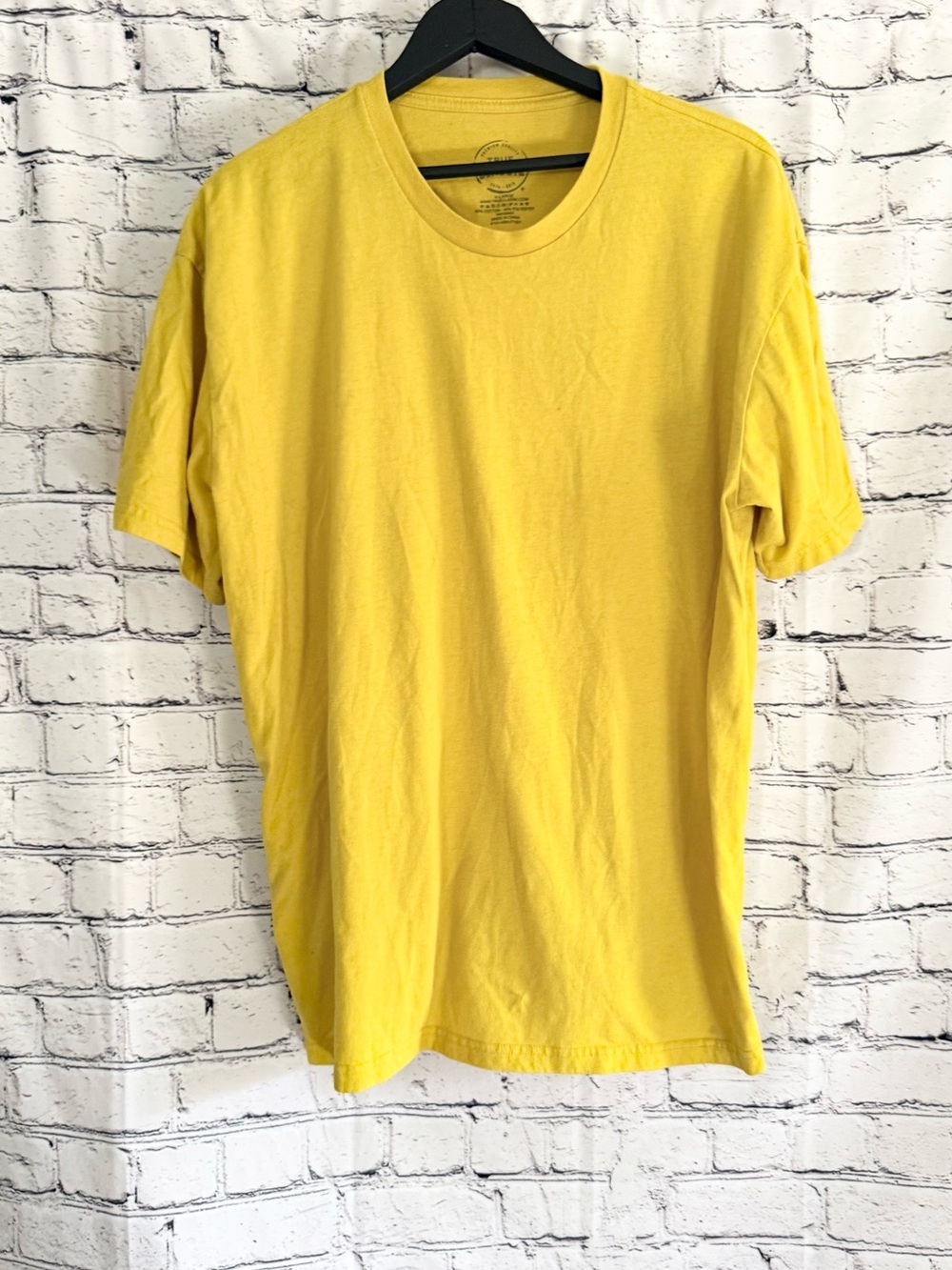 TRUE CLASSIC. Yellow classic Tshirt. Size XL